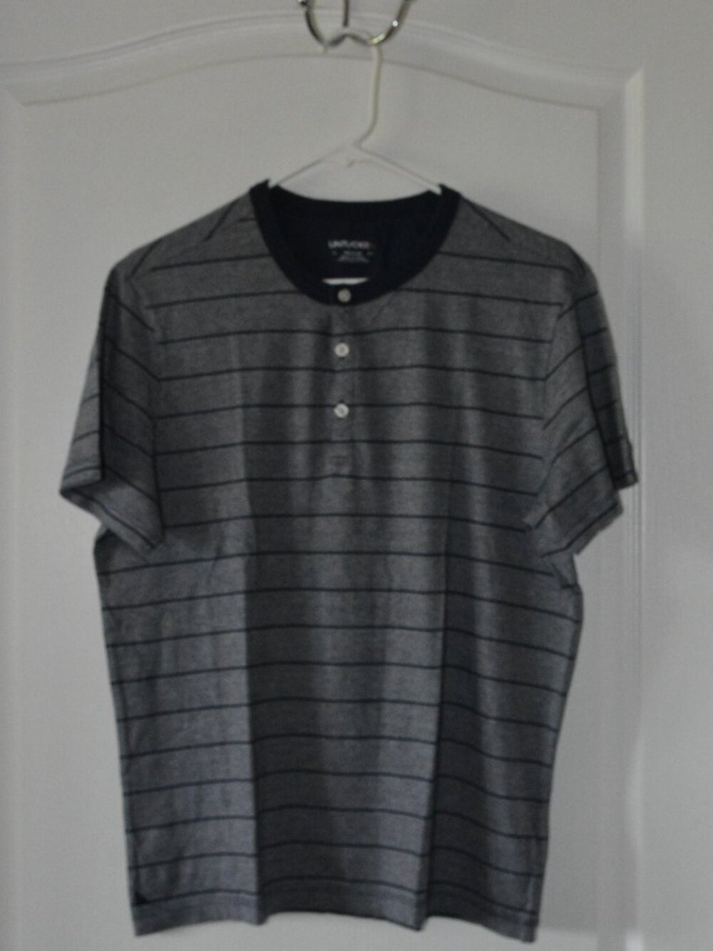 Untuckit Men's Henley Tee Shirt size Medium